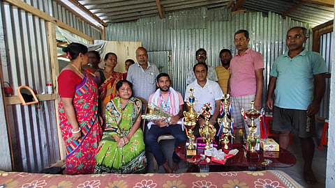 परिवार व स्थानीय लोगों के साथ अजय विश्वास
