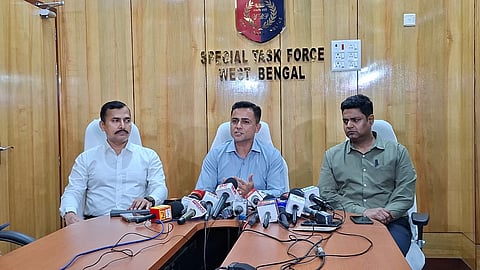 संवाददाता सम्मेलन को संबोधित करते आईजी एसटीएफ गौरव शर्मा। साथ में हैं [r आईजी एसटीएफ संतोष निम्बालकर