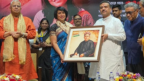 लेखिका तसलीमा नसरीन को सम्मानित करते सीएम शुभेंदु अधिकारी