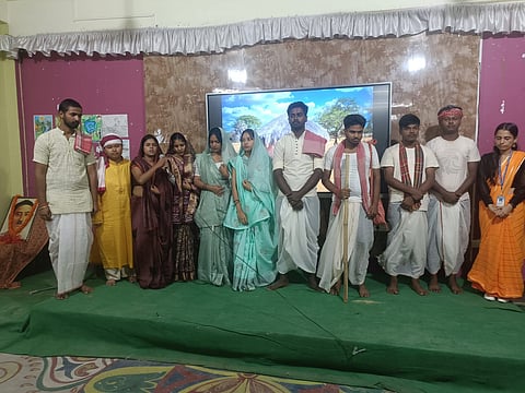 कार्यक्रम में भाग लेते विद्यार्थी
