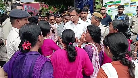 प्रदर्शन कर रही आशा कर्मियों को समझाते पुलिस अधिकारी 