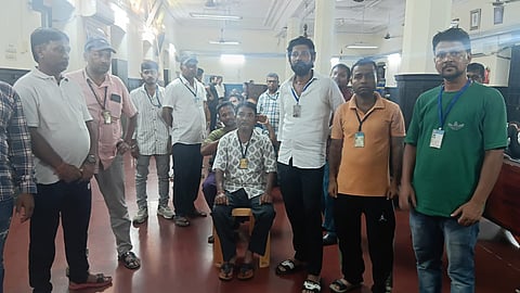 केएमसी में सॉलिड वेस्ट मैनेजमेंट के कर्मियों ने जनगणना के लिए अपने बारी का इंतजार करते हुए 