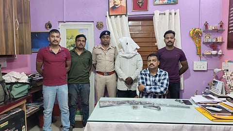 गिरफ्तार अभियुक्त को पुलिस दिखाती हुईं
