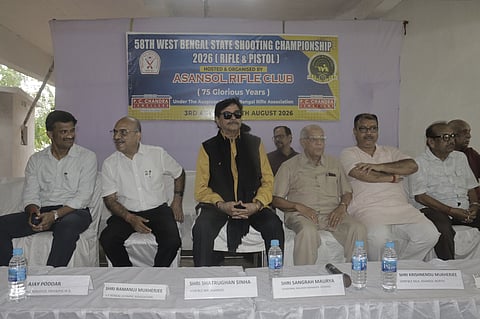 कार्यक्रम मंच पर उपस्थित मंत्री डॉ. अजय पोद्दार, सांसद शत्रुघ्न सिन्हा, विधायक कृष्णेंदु मुखर्जी, डीएम एस पोन्नमबलम व अन्य 