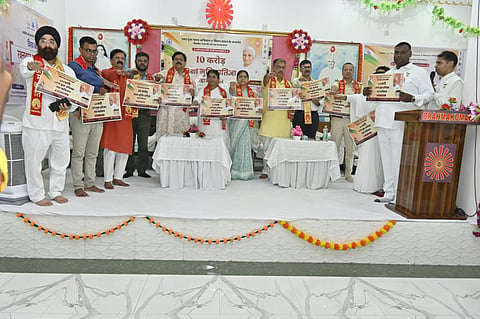 शपथ पाठ करते विधायक कृष्णेंदु मुखर्जी व अन्य लोग 