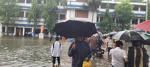 स्कूल परिसर में जल जमाव