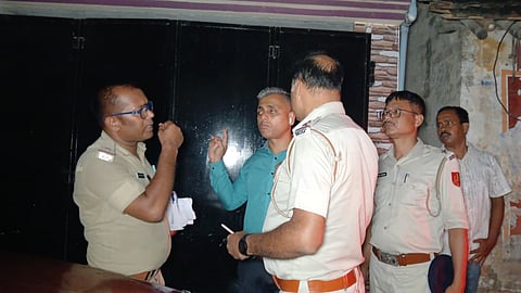 फ्लैट में जांच करती पुलिस
