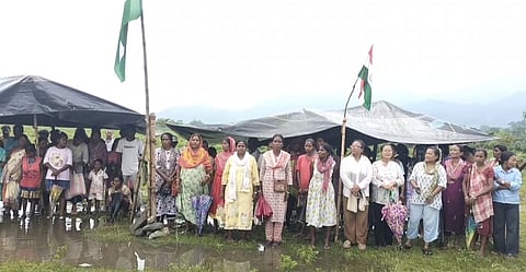 प्रदर्शन करते ग्रामीण

