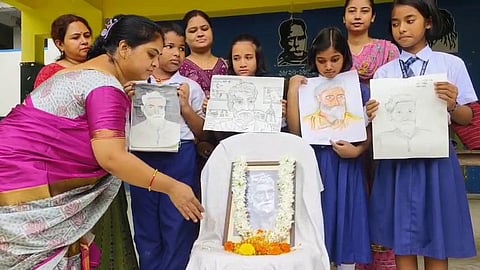 आचार्य प्रफुल्ल चंद्र राय को पुष्पांजलि अर्पित करते शिक्षक
