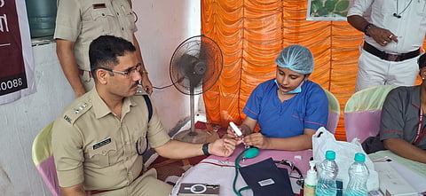 सड़क सुरक्षा सप्ताह के तहत लगाया गया स्वास्थ्य शिविर