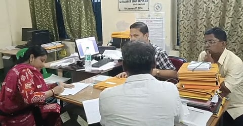 बीडीओ कार्यालय में इस्तीफा देती तृणमूल की उपप्रधान मौसमी दास
