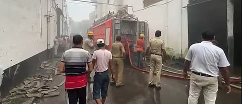 Fire Breaks Out at Ambika Jute Mill Warehouse in Howrah's Bally; 3 Fire Tenders Present