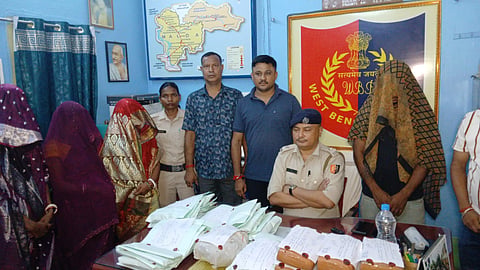 पुलिस की गिरफ्त में आरोपी व जब्त मादक पदार्थ
