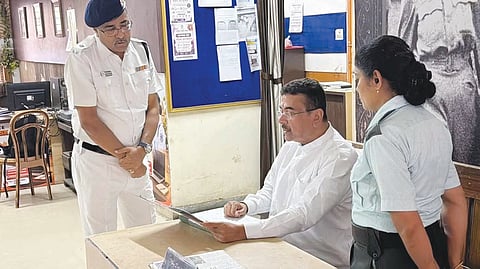 वॉटगंज थाना में रजिस्टर जांच करते सीएम शुभेंदु अधिकारी