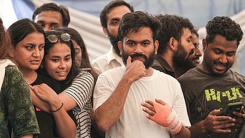 अभिजीत दीपके व अन्य