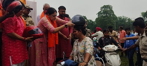 मंत्री ने हेलमेट पहनाकर नियमों का पालन करने का दिया सुझाव
