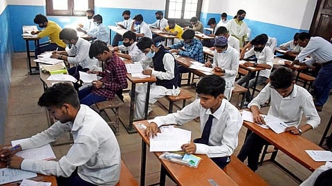 हजारों निजी स्कूलों में अनियमितता, शिक्षा विभाग की सख्त कार्रवाई