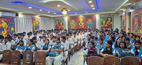 जादवपुर ट्रैफिक गार्ड की ओर से छात्रों को सड़क सुरक्षा का पाठ पढ़ाया गया