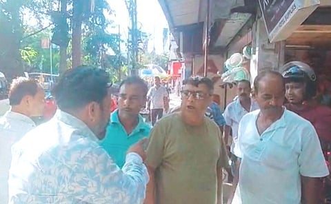 वैध लाइसेंस नहीं, पार्किंग फीस वसूली जारी, उठे सवाल