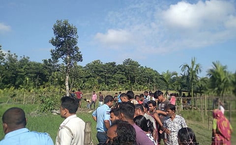 घटनास्थल पर लोगों की भीड़
