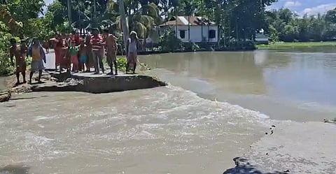 नदी के जलस्तर को देखते ग्रामीण
