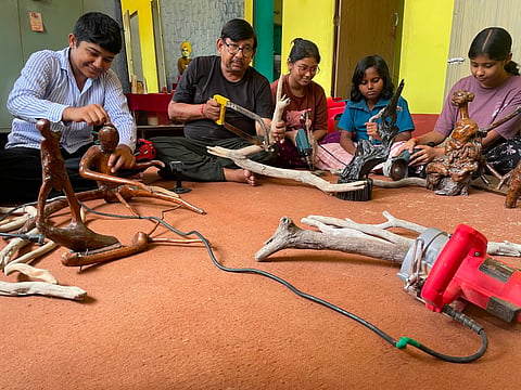 बच्चों को मूर्तियां बनाने की शिक्षा देते दिलीप कुमार दास
