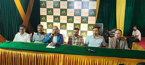संवाददाता को संबोधित करते प्रोजेक्ट के डायरेक्ट मुकेश तोदी 