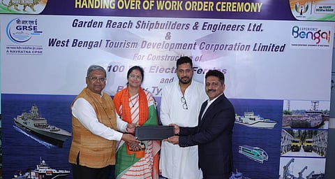 GRSE को वर्क ऑर्डर हैंडओवर करते शंकर घोष और पूर्णिमा चक्रवर्ती