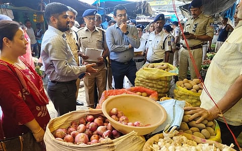 विधान मार्केट में प्रशासन की छापेमारी, कीमत से क्वालिटी तक जांच