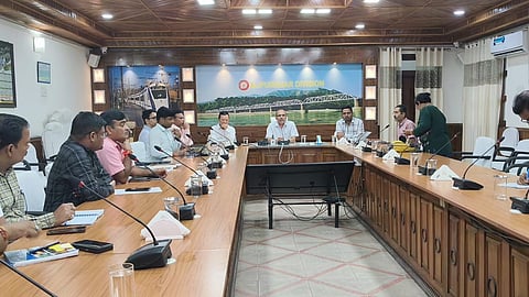बैठक में शामिल अधिकारी 