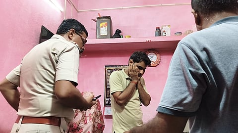 ज्वेलरी दुकान में चोरी की जांच करती पुलिस व दुकान मालिक