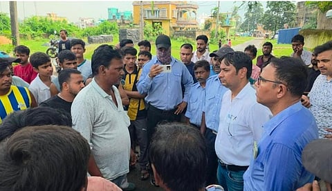 स्थानीय दुकानदार बात करते टाउन सर्विसेज विभाग के अधिकारियों से