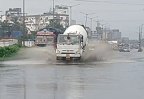 Howrah News: Heavy Waterlogging on NH-16 Affects Traffic and Ankurhati Haat