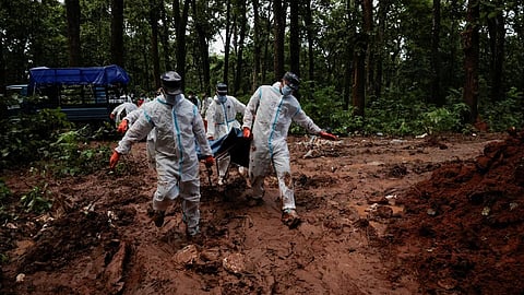 Mass cremation of hundreds of unidentified bodies; identification to be done via DNA.