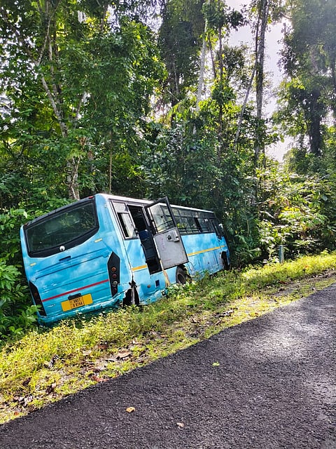 कैंपबेल बे-जोगिंदर नगर मार्ग पर बस दुर्घटना में दो यात्री घायल