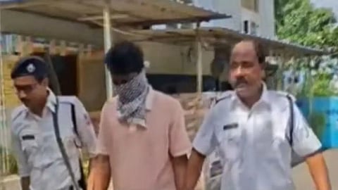 गिरफ्तार अभियुक्त को ले जाती पुलिस 