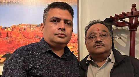 बीजेपी के प्रदेश अध्यक्ष शमिक भट्टाचार्य ने इंद्रनील बनर्जी से एम्स्टर्डम में मुलाकात की। 