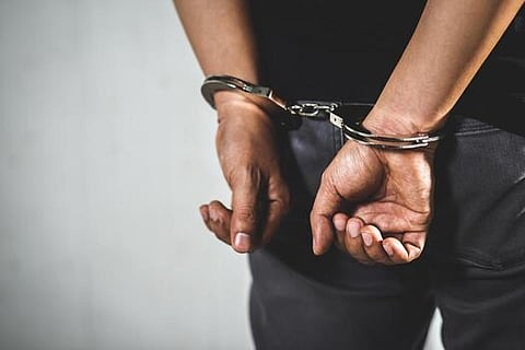 गिरफ्तार अभियुक्त का प्रतीक फोटो (साभार)