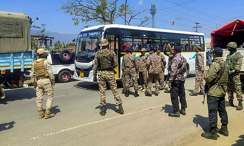 सुरक्षा संभालते सुरक्षाकर्मी