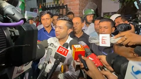 पूछताछ कस बाद संवाददाताओं का सम्बोधित करते अभिषेक बनर्जी 