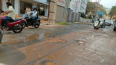 Toto Overturns in Howrah Banaras Road Due to Potholes: Caught on CCTV