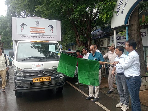 दक्षिण 24 परगना जिला परिषद के एडीएम निलांजन पाल हरी झंडी दिखाकर झांकी को रवाना करते हुए