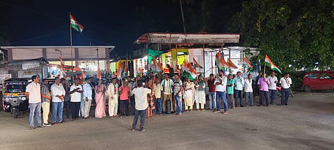 समाचार 1:
 फोटो कैप्शन: लिटिल अंडमान में राहुल गांधी के खिलाफ एफआईआर को लेकर कांग्रेस कार्यकर्ताओं द्वारा आयोजित विरोध प्रदर्शन का दृश्य।