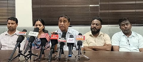  फोटो कैप्शन: श्री विजय पुरम में हवाई किरायों में बढ़ोतरी के खिलाफ प्रस्तावित प्रदर्शन की घोषणा करते हुए टीएसजी भास्कर पत्रकारों को संबोधित करते हुए।
