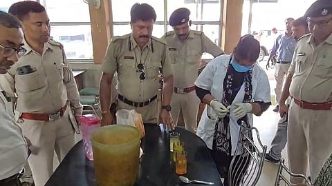 लेंग्चा की दुकान में जांच अभियान चलाते विभाग के अधिकारी