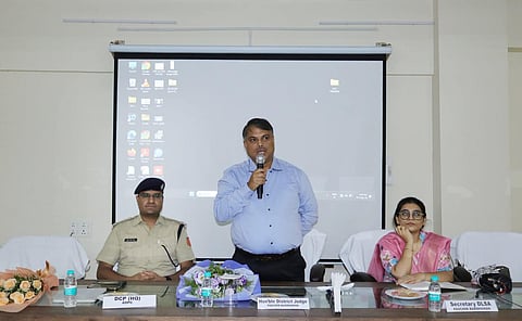 पुलिस कर्मी को संबोधित करते जिला जज 