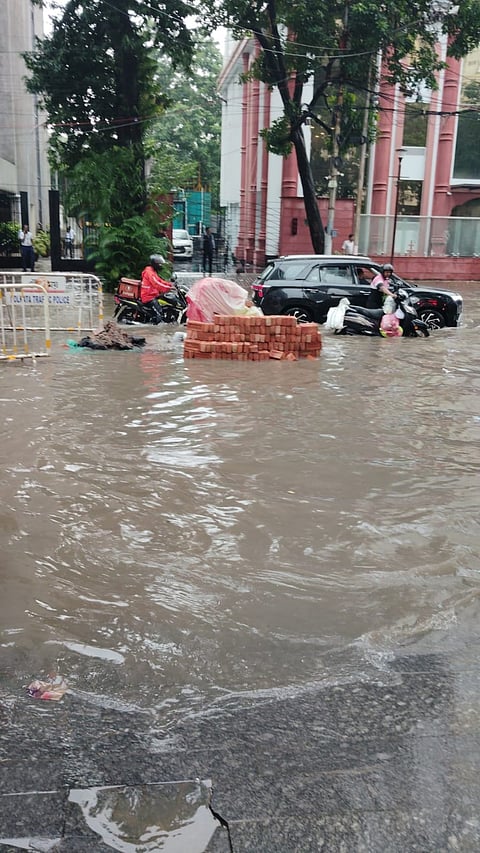 कोलकाता समेत कई जिलों में हुई बारिश, 122 मिमी रहा रिकॉर्ड