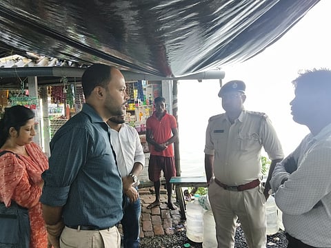 अभियान चलाते हुए पुलिस के अधिकारी