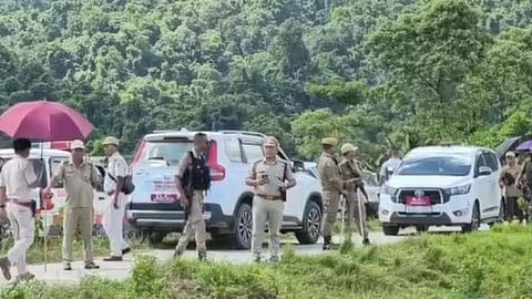  शिक्षक ने पत्नी और दो बच्चों की कथित तौर पर हत्या की, बेटी गंभीर