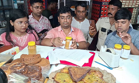 होटल में जांच करते खाद्य सुरक्षा विभाग के अधिकारी